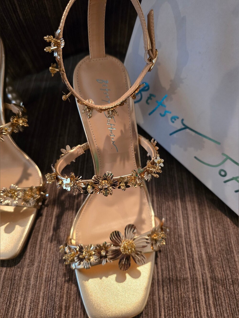 NWT Betsey Johnson Lorra Flower Sequin Sandals Light Gold 4" Heels Size 10 - Picture 2 of 8